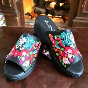 Montana West NWT Embroidered Wedge Slide Size 9